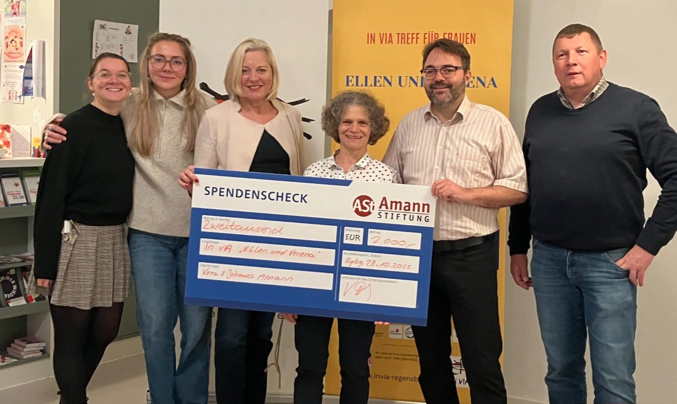 Spendenscheck-Übergabe beim "IN VIA Treff für Frauen Ellen und Verena" in Regensburg am 28.10.2025 v.l.n.r. 2 Sozialpädagoginnen, Fr. Fritsch (Vorsitzende IN VIA), die Stifter Vera und Johannes Amann und Hr. Stadler (Geschäftsführer IN VIA) Spendenscheck-Übergabe beim "IN VIA Treff für Frauen Ellen und Verena" in Regensburg am 28.10.2025 v.l.n.r. 2 Sozialpädagoginnen, Fr. Frits